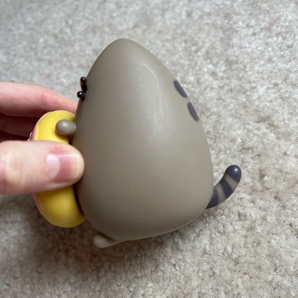 Pusheen 10th Anniversary Donut Figure - Picture 6 of 6
